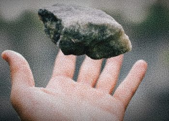 TIRA LA PIEDRA Y ESCONDE LA MANO